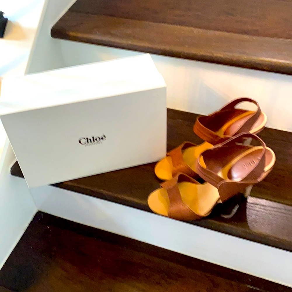 CHLOE- elastic sandal w/ stacked wood heel